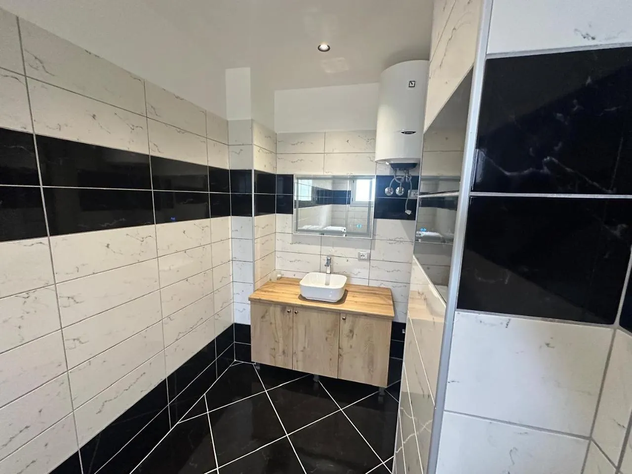 Noah Apartment Avlonya